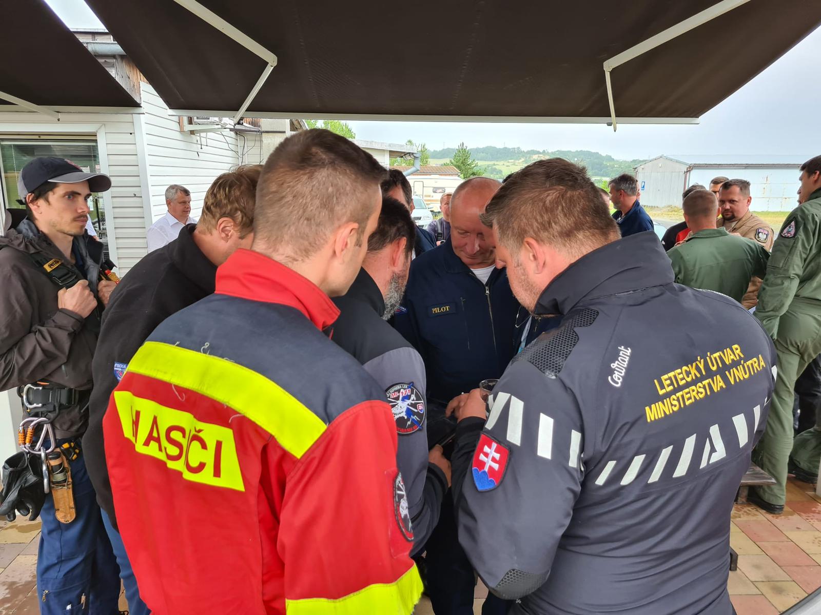 V ČR pomáhajú hasiť slovenskí hasiči a vrtuľník MV SR